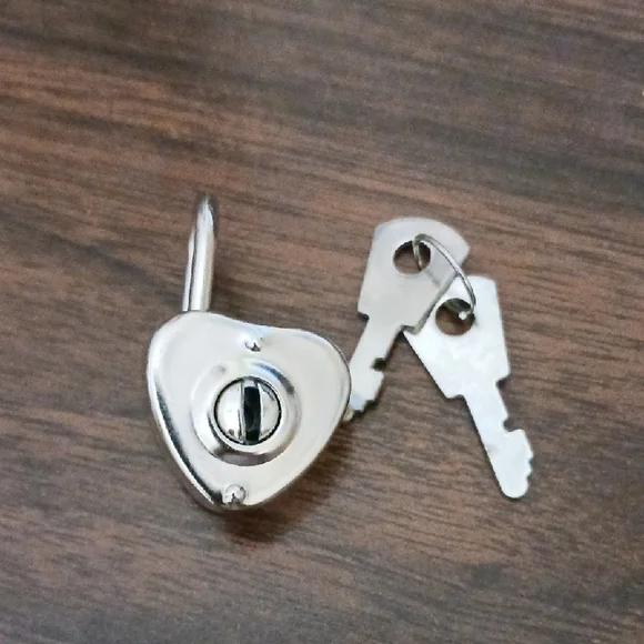 Heart-Shaped Silver-tone Padlock with Keys EUC - Picture 2 of 6